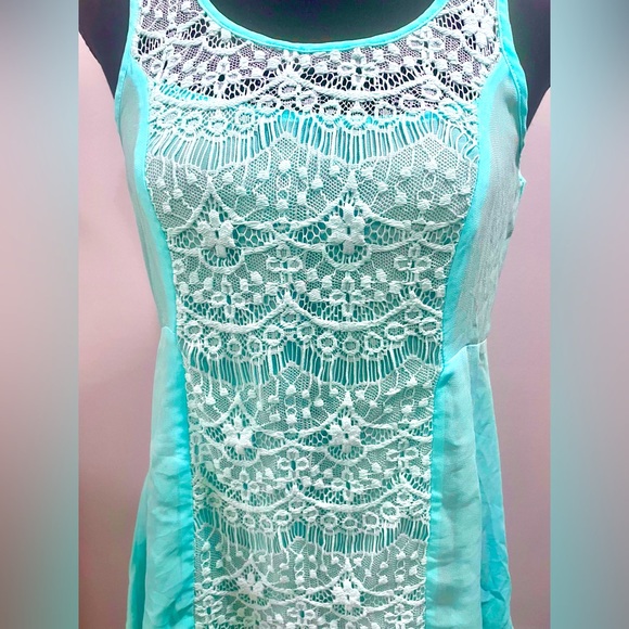 Day Trip 🐠 Sheer Lace Hi-Lo Tank - Picture 3 of 10